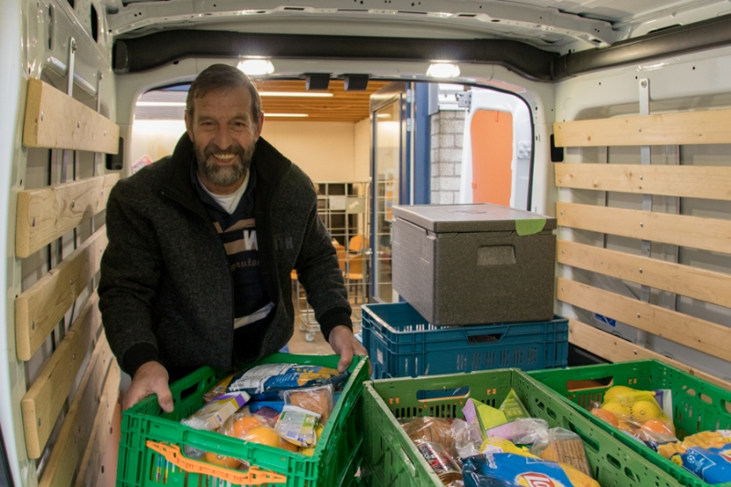 voedselbank pakketten in busje laden vrijwilliger